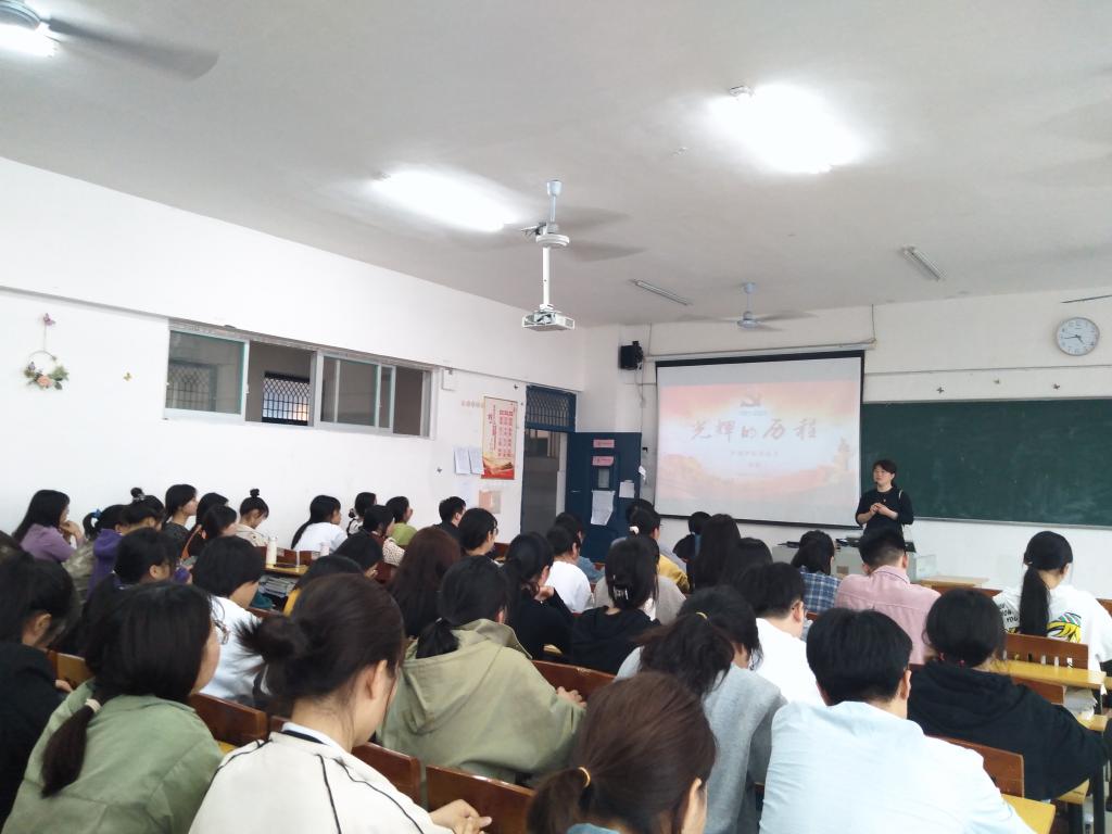 光辉的历程护理学院党总支书记胡蓉给入党积极分子上党课