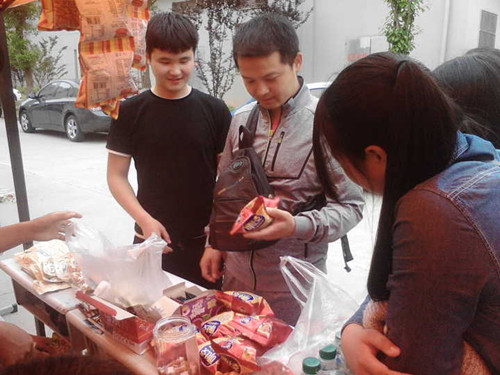 职院卖场有了“家”,每周二下午都与你不见不散了2_副本.jpg