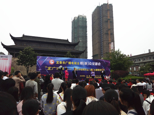 我校青年志愿者参加“宜春市广播电视台观(听)众见面会暨‘宜广传媒’——《我心中的明月山》摄影大赛颁奖仪式” (3)_副本.jpg