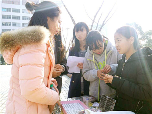 校创业协会开展“协会宣传展风采 自主售卖迎新年”活动(1).jpg
