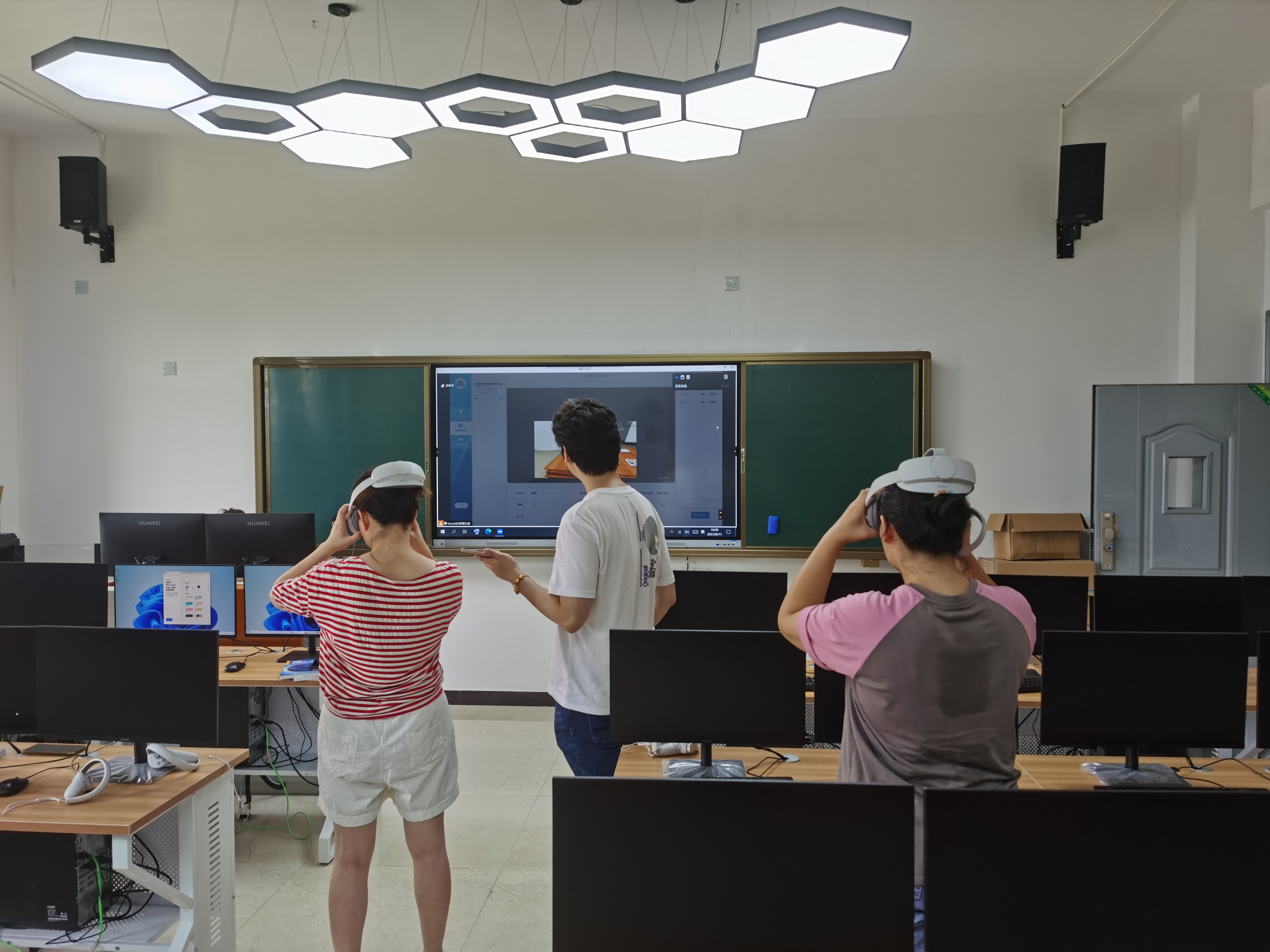 信息工程学院开展VR软硬件设备使用培训-宜春职业技术学院