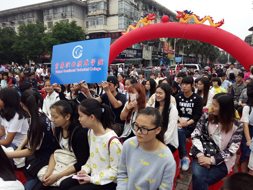 我校青年志愿者参加“宜春市广播电视台观(听)众见面会暨‘宜广传媒’——《我心中的明月山》摄影大赛颁奖仪式” (2)_副本.jpg