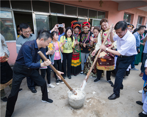 马徽江处长和宋晓文书记一同体验民族文化项目.jpg