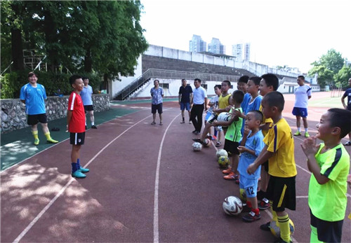 11黄鑫轲与小球员交流.jpg