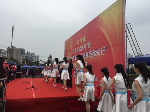 志愿服务展风采,礼仪形象散芬芳(3).jpg
