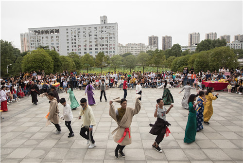 藏族学生舞蹈.jpg