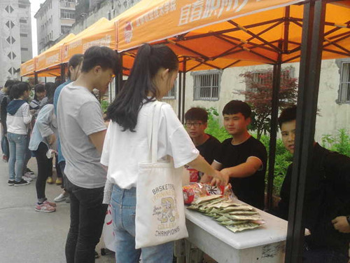 职院卖场有了“家”,每周二下午都与你不见不散了3_副本.jpg