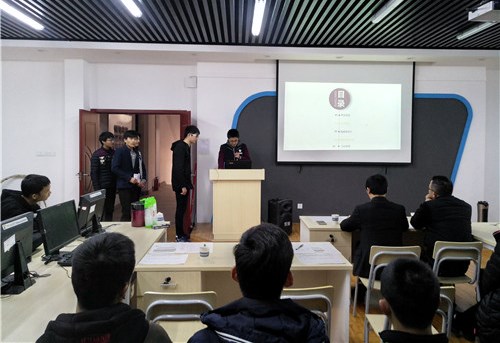 1_学生在做项目汇报.jpg