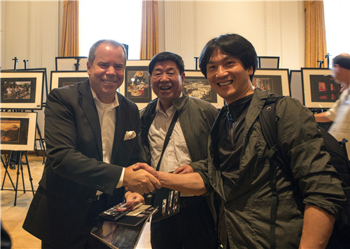与洛杉矶原市长,尤巴林达市议员杨凯刚(Craig Young)亲切握手.jpg