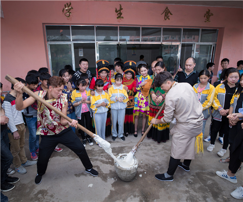 少数民族同学体验汉族美食——糍粑的制作过程.jpg