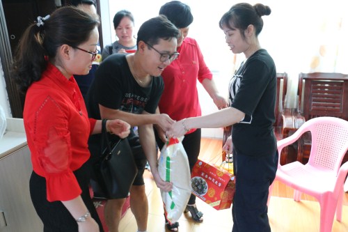 学工处党支部慰问社区困难群众.jpg
