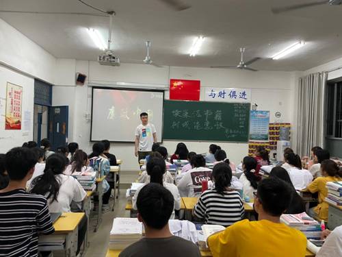 http://www.ycvc.jx.cn/__local/A/DB/A8/E0191E51891DC33775AF5B28F6C_264CF296_1C3E3.jpg