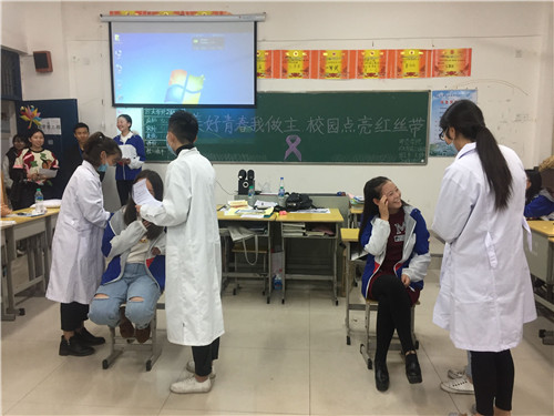 校团委开展“美好青春我做主•校园点亮红丝带”主题团日活动及室外板报刊出活动(1).jpg