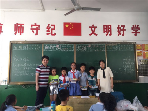 践行“两学一做,关爱留守儿童”——校团委党支部开展“关爱贫困学生”爱心助学活动(3).jpg