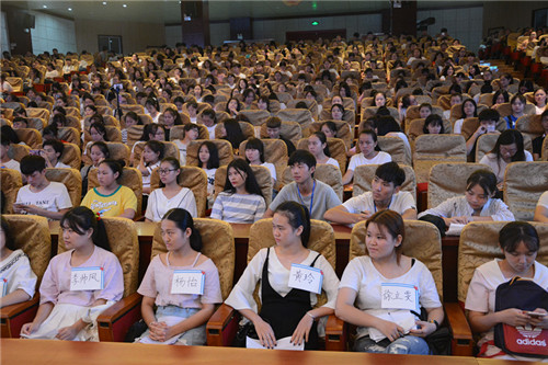互联网时代,什么人能创业成功——中山大学创业导师邓业文做客“成长面对面”(2).JPG